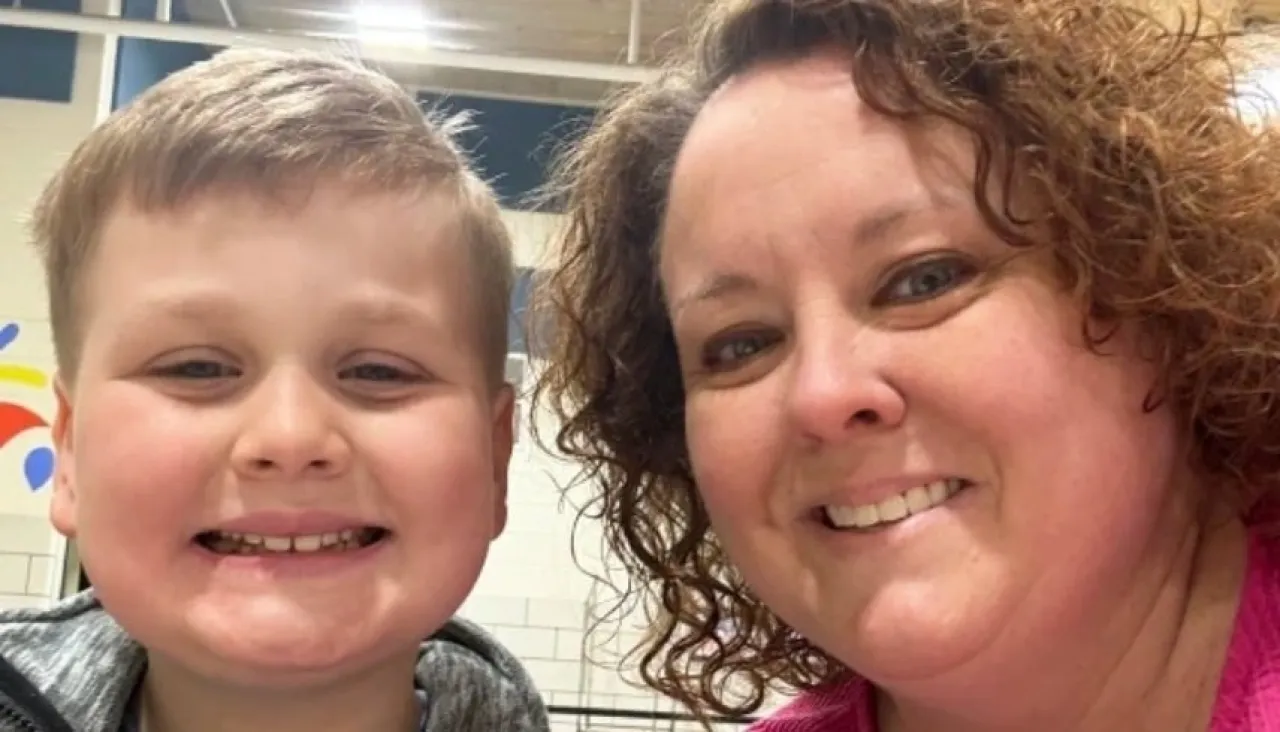 بضغطة زر طفل يُغرق المنزل بـ70 ألف قطعة حلوى ويصدم والدته بالفاتورة