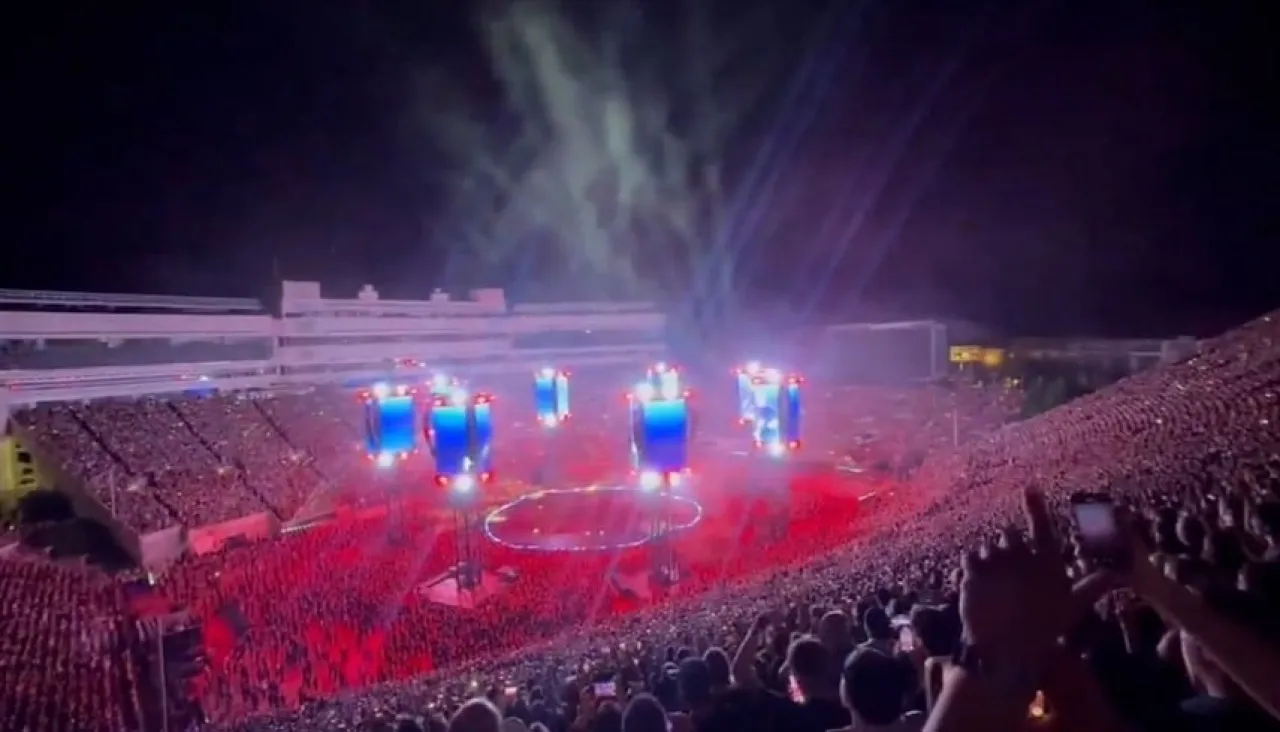 هتافات مشجعين تتسبب في هزة في حفل بولاية فرجينيا