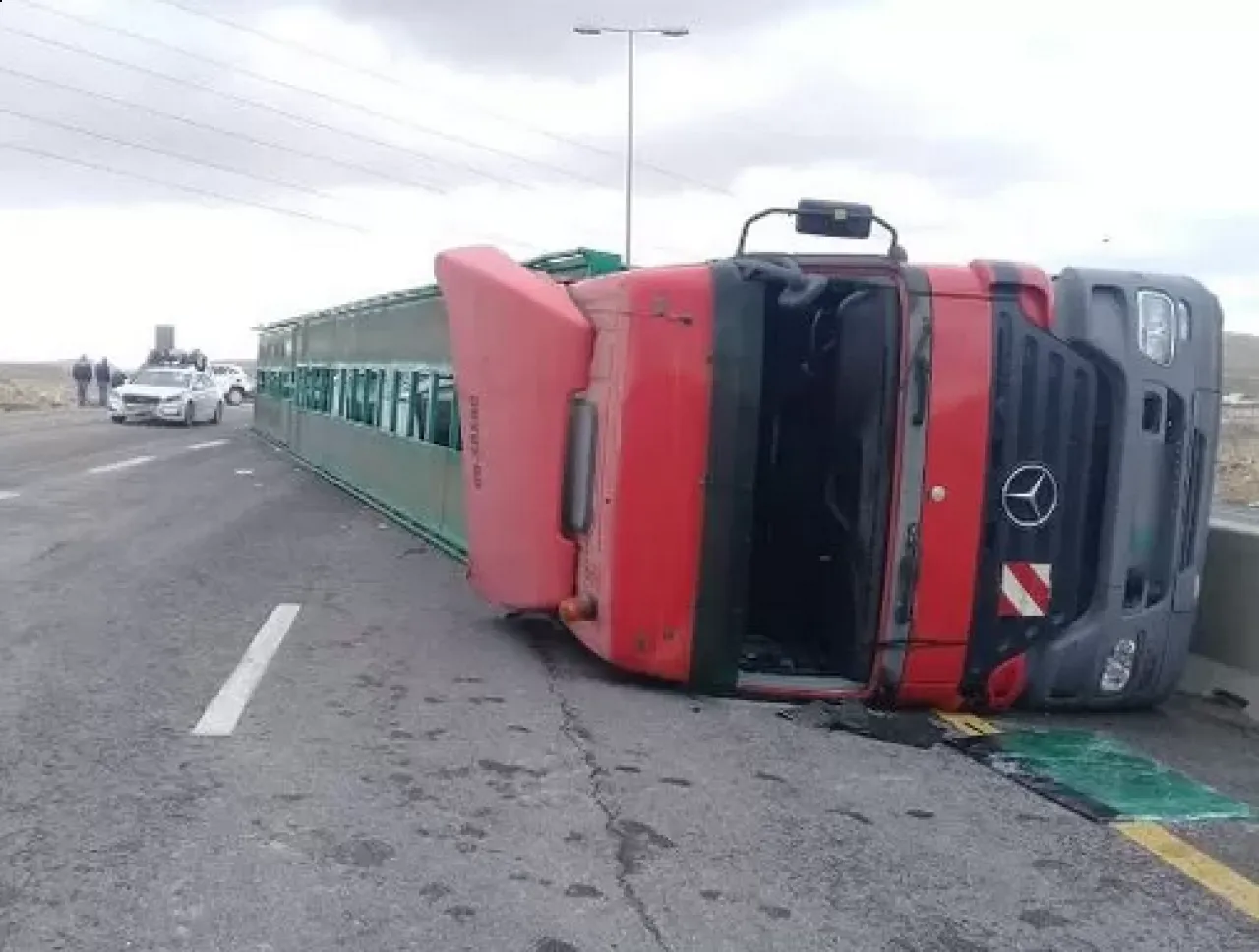 انقلاب لناقلة سيارات وقع على طريق الأزرق