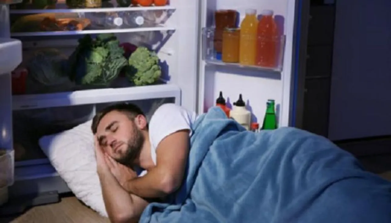 أطباء ينصحون بالنوم في غرفة باردة كالثلاجة