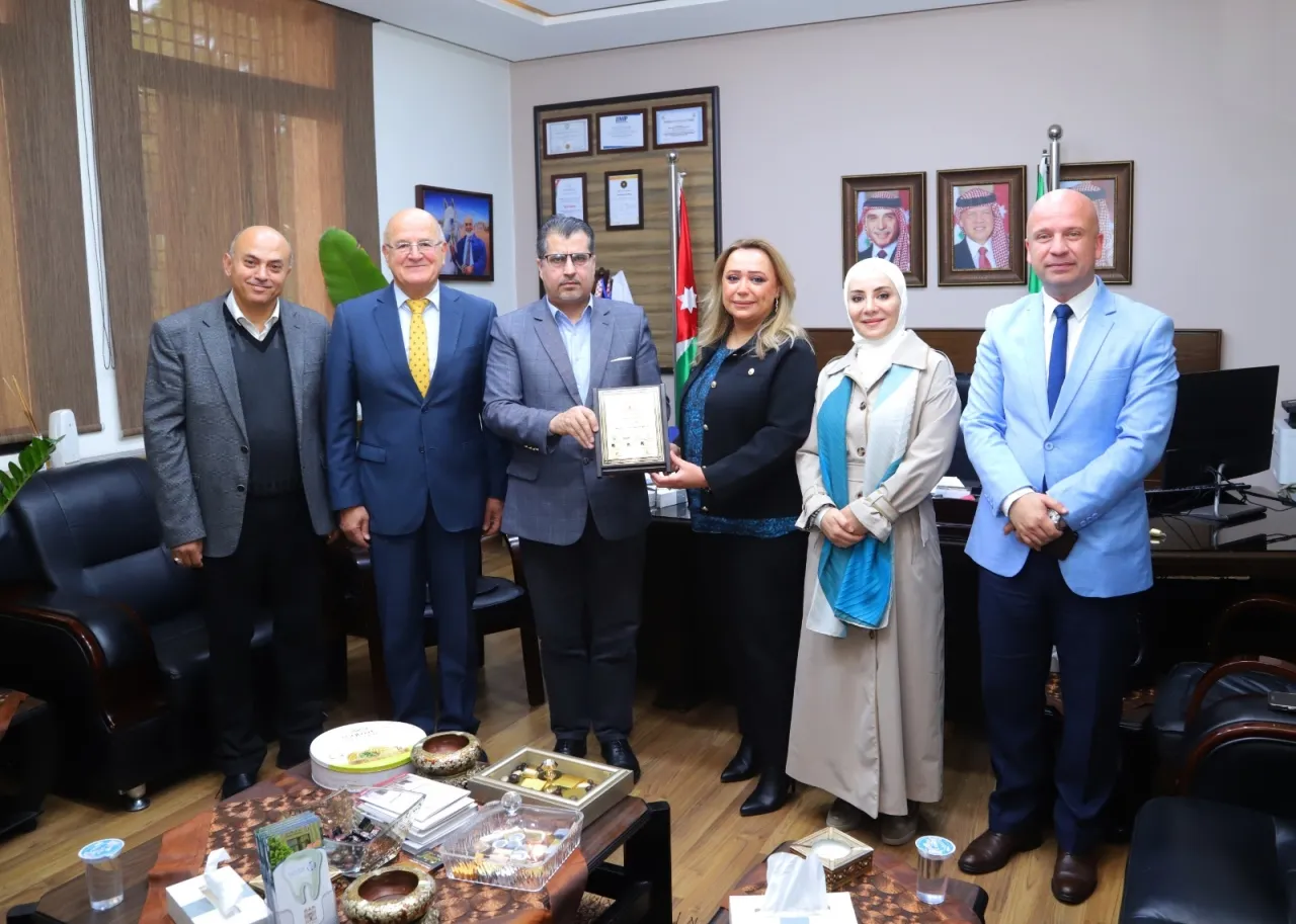 جامعة البترا تكرم خريجتها الدكتورة بسمة عثمان لتميزها المهني والأكاديمي