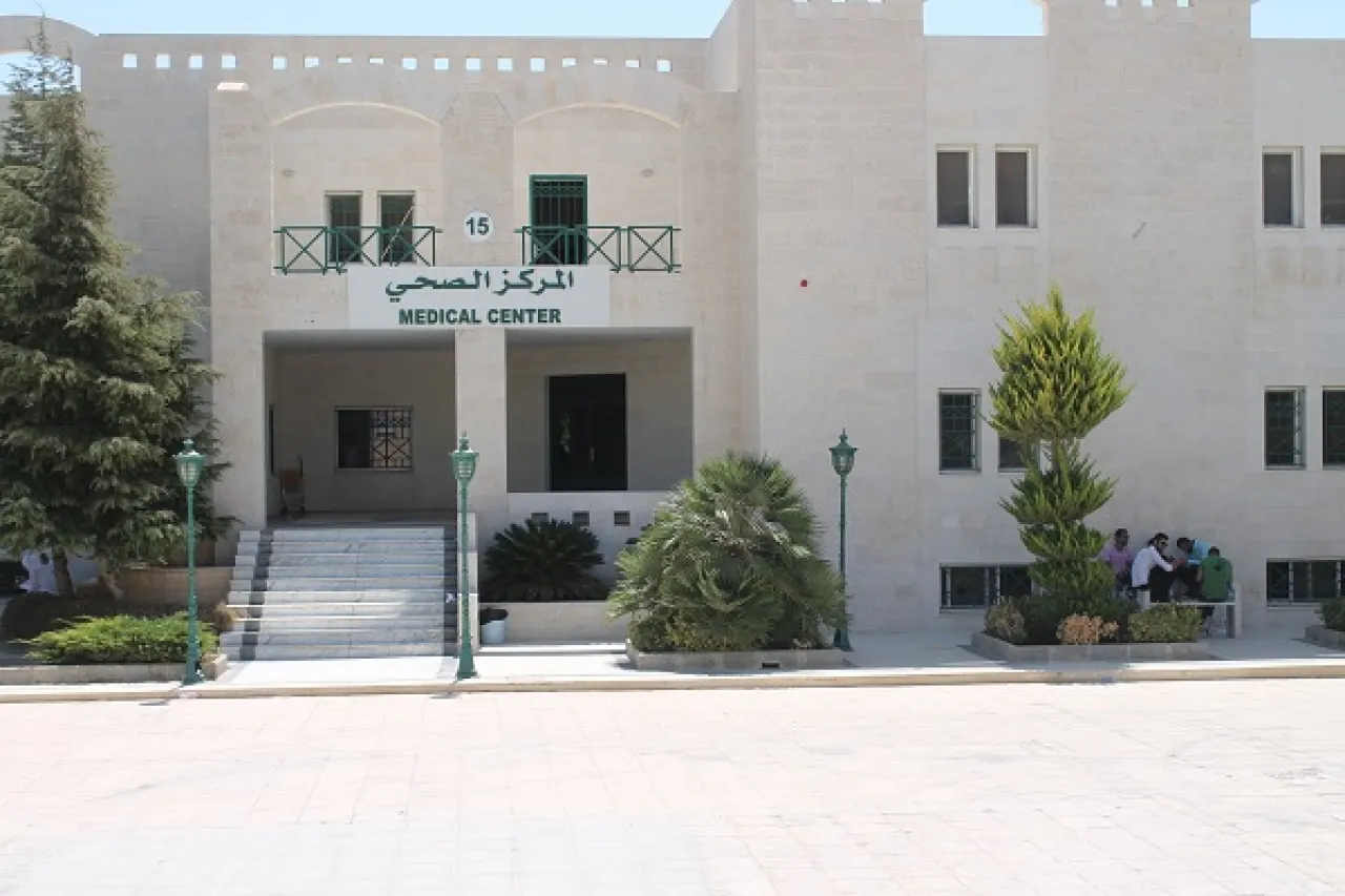 مركز جامعة الزيتونة الصحي يشهد إقبالاً متزايداً ويعزز خدماته المجانية للمجتمع المحلي