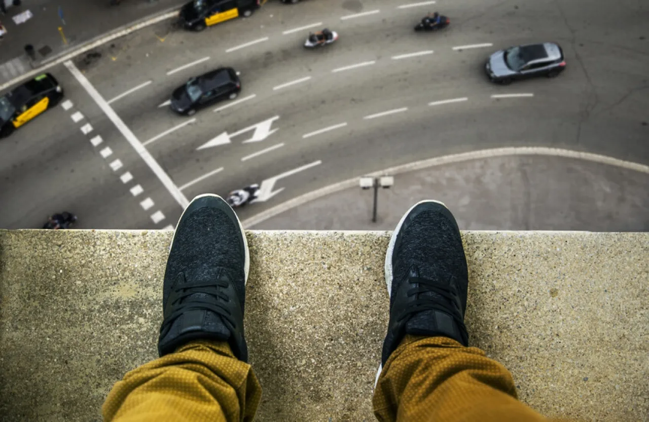 تركيا ثوان من الهلع تنتهي بسقوط صادم من الطابق السابع