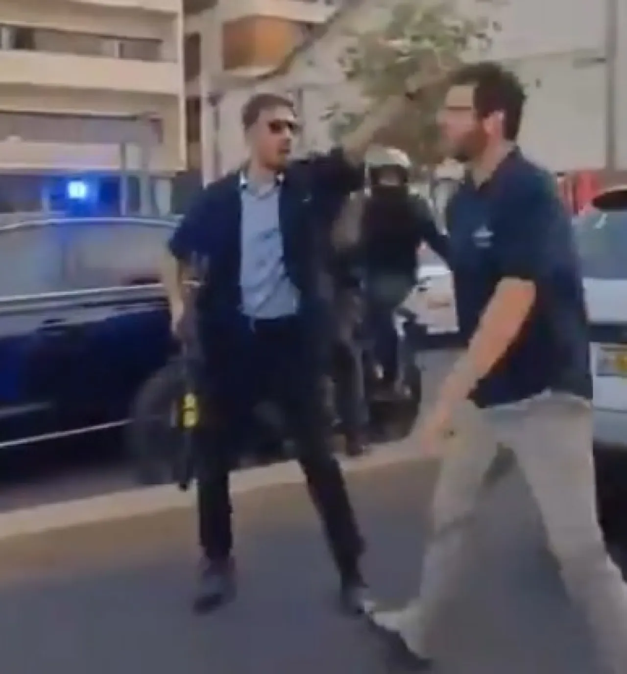 عنصر من الشاباك يشهر سلاحه بوجه متظاهر وصف نتنياهو بـ الخائن في تل أبيب  فيديو