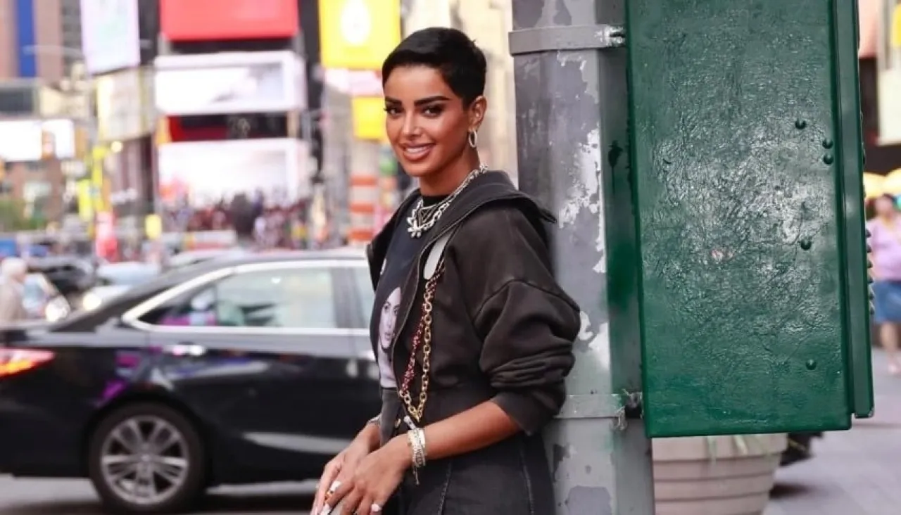 مؤثرة سعودية تُشعل مواقع التواصل بسبب سعر سروالها الجينز