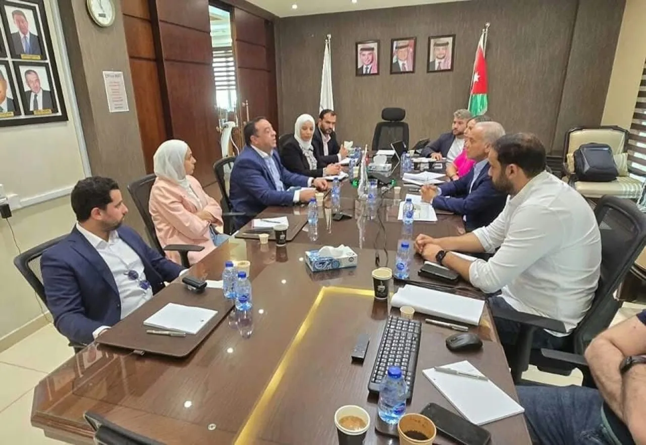 الداوود والمفلح يبحثان إنشاء مركز بريدي بالنافورة في محافظة العقبة