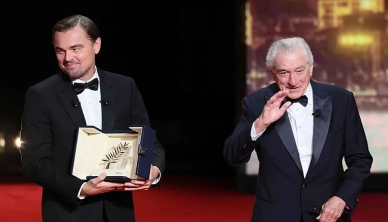 دموع دي نيرو لحظة مؤثرة بعد تسلّمه  السعفة الذهبية  من ليوناردو دي كابريو