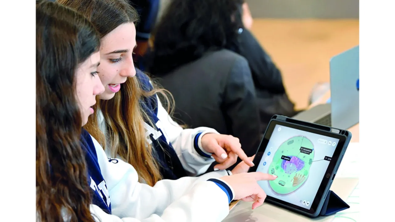 الإمارات تسبق 5 دول كبرى في إلزامية دمج الذكاء الاصطناعي بالتعليم