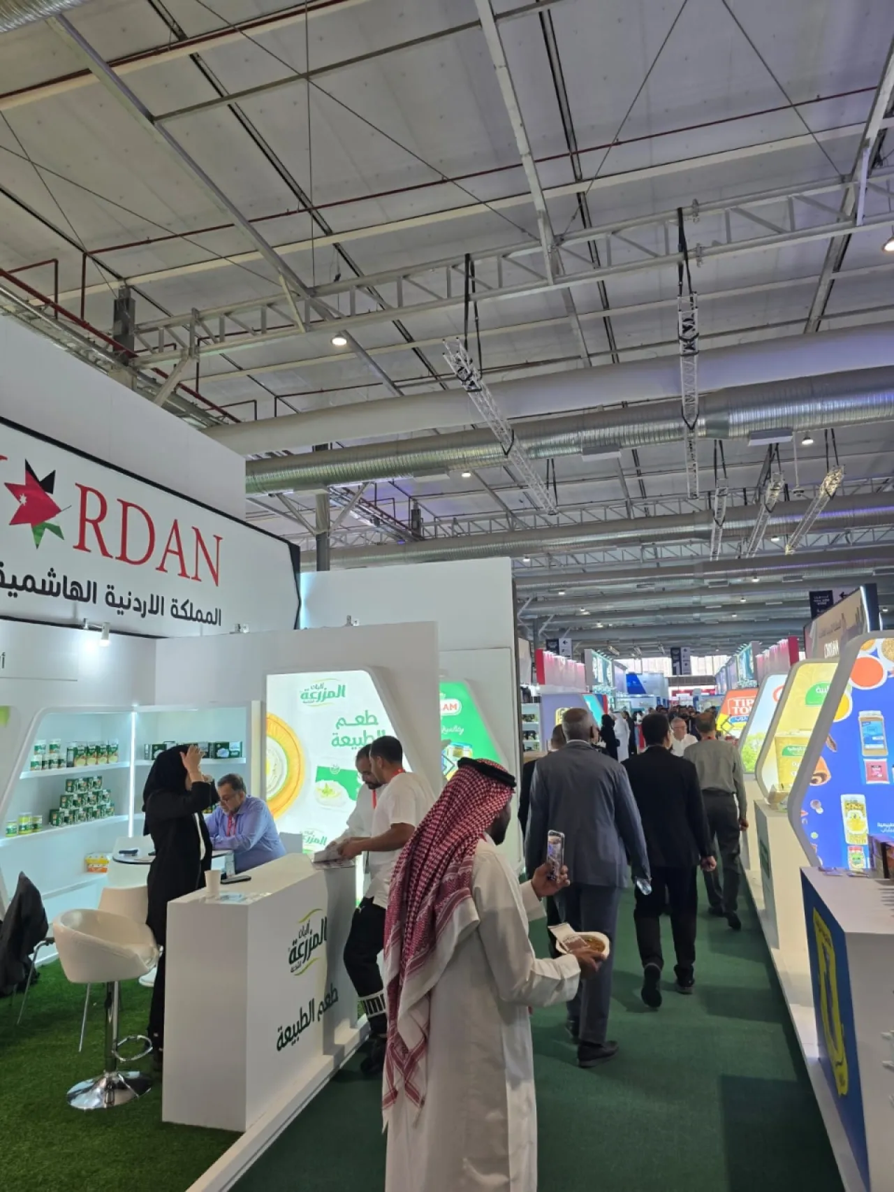 السفير الأردني وبمشاركة الجغبير يتفقد الجناح الأردني في معرض سعودي فود للتصنيع