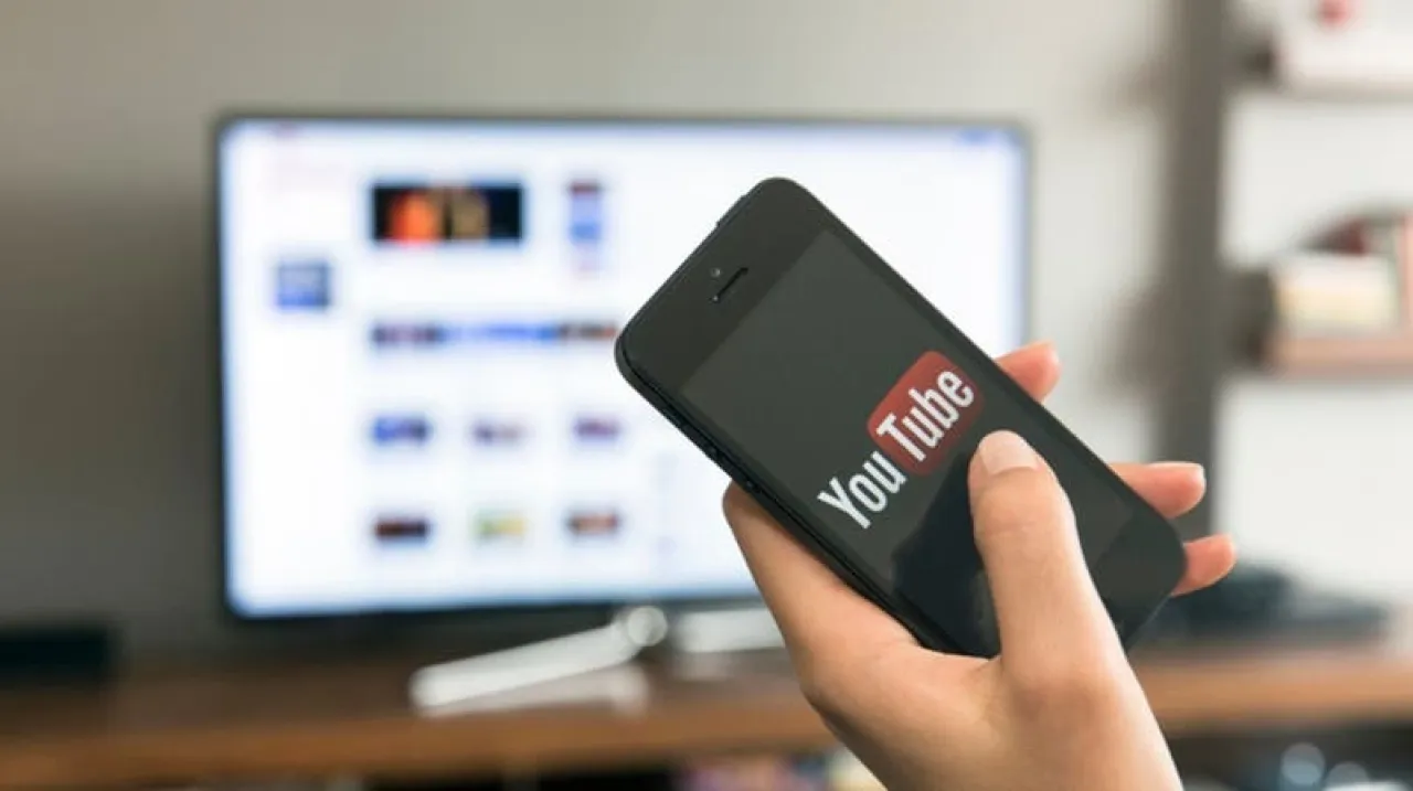 بالذكاء الاصطناعي  يوتيوب يفاجئ المشاهدين بإعلانات بعد اللحظات الأكثر تأثيراً