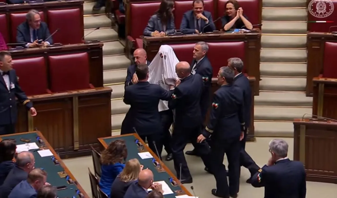 بالفيديو  طرد نائب إيطالي خارج قاعة البرلمان بعد ظهوره مرتديًا زي شبح