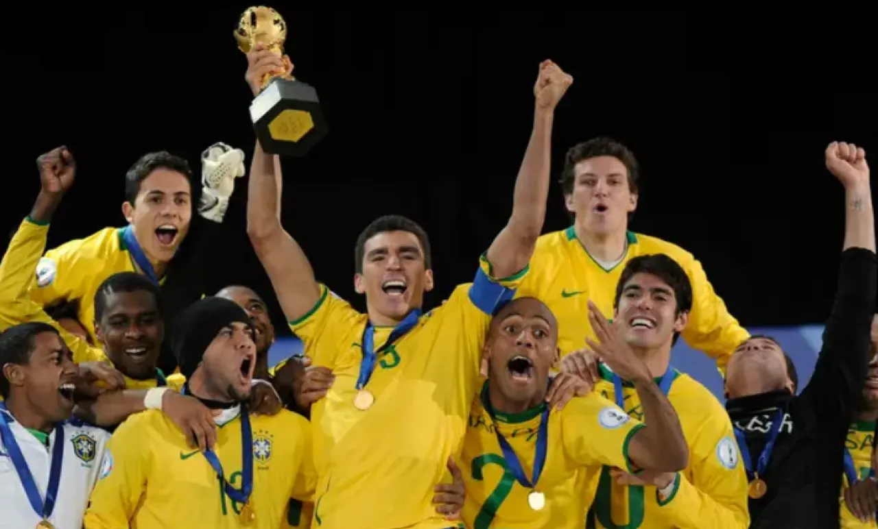 نقل أسطورة البرازيل إلى العناية بعد حريق مروع في منزله