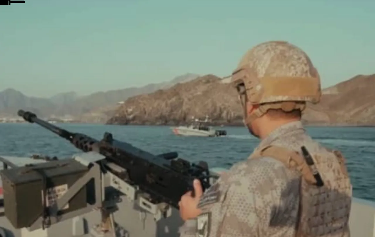 الحرس الوطني يخلي مصابين من سفينة شحن في المياه الإقليمية للإمارات