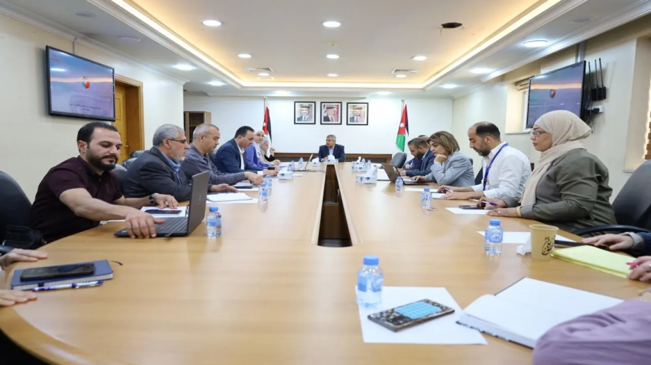 وزير الطاقة يشدد على ضرورة تطوير البنى التحتية وتحسين الفرص الاستثمارية للقطاع