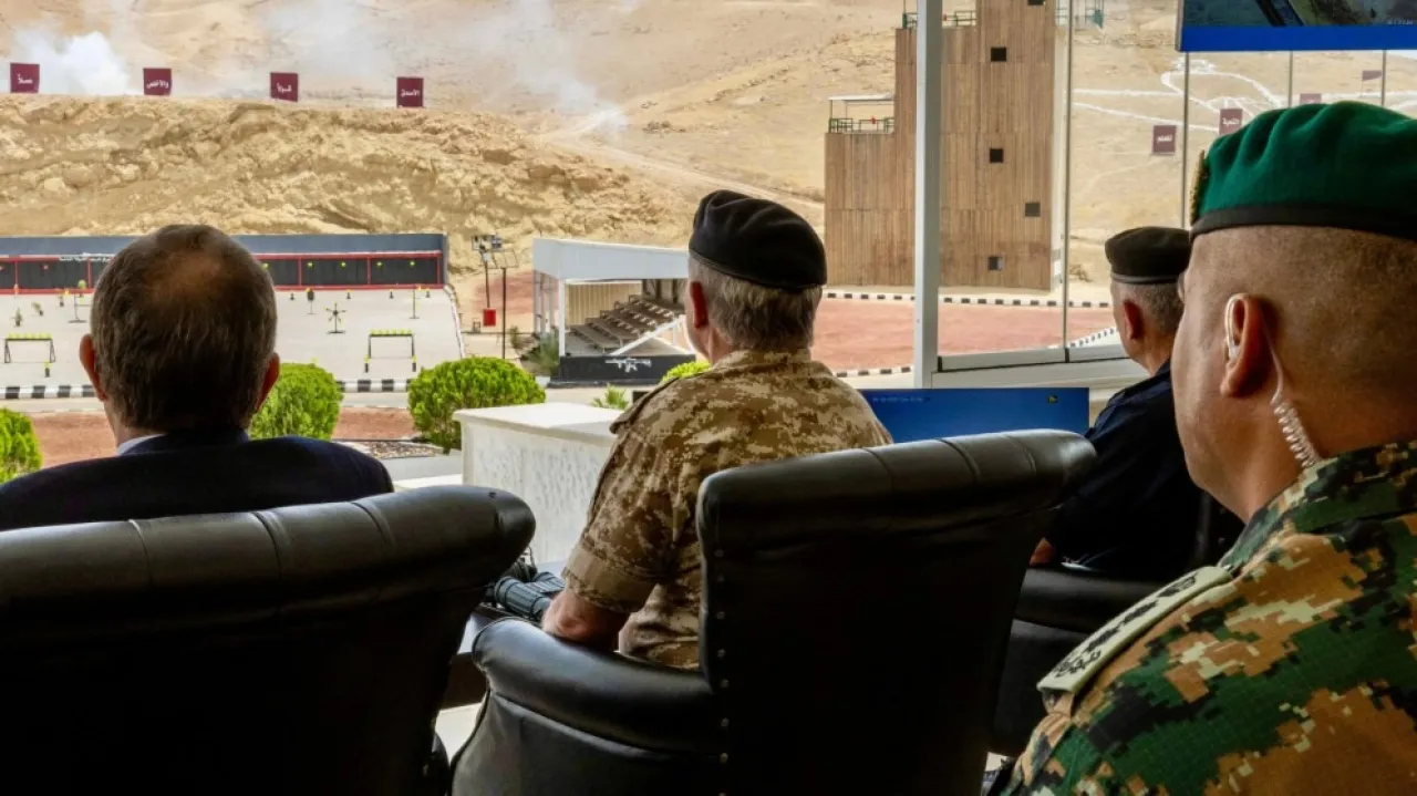 الملك يتابع تمرينا أمنيا باستخدام التكنولوجيا والطائرات المسيّرة والروبوتات