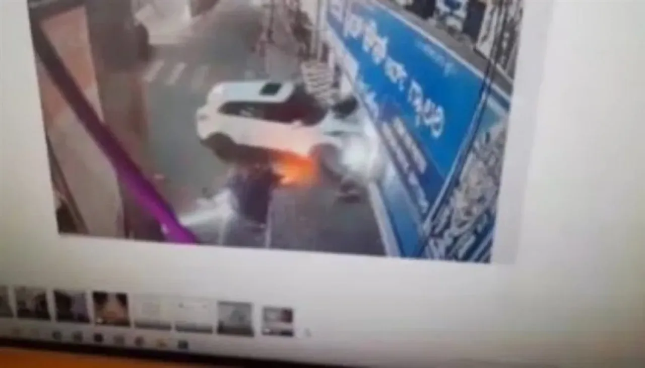 بسبب علبة سجائر شاب يدهس عاملين بسيارته