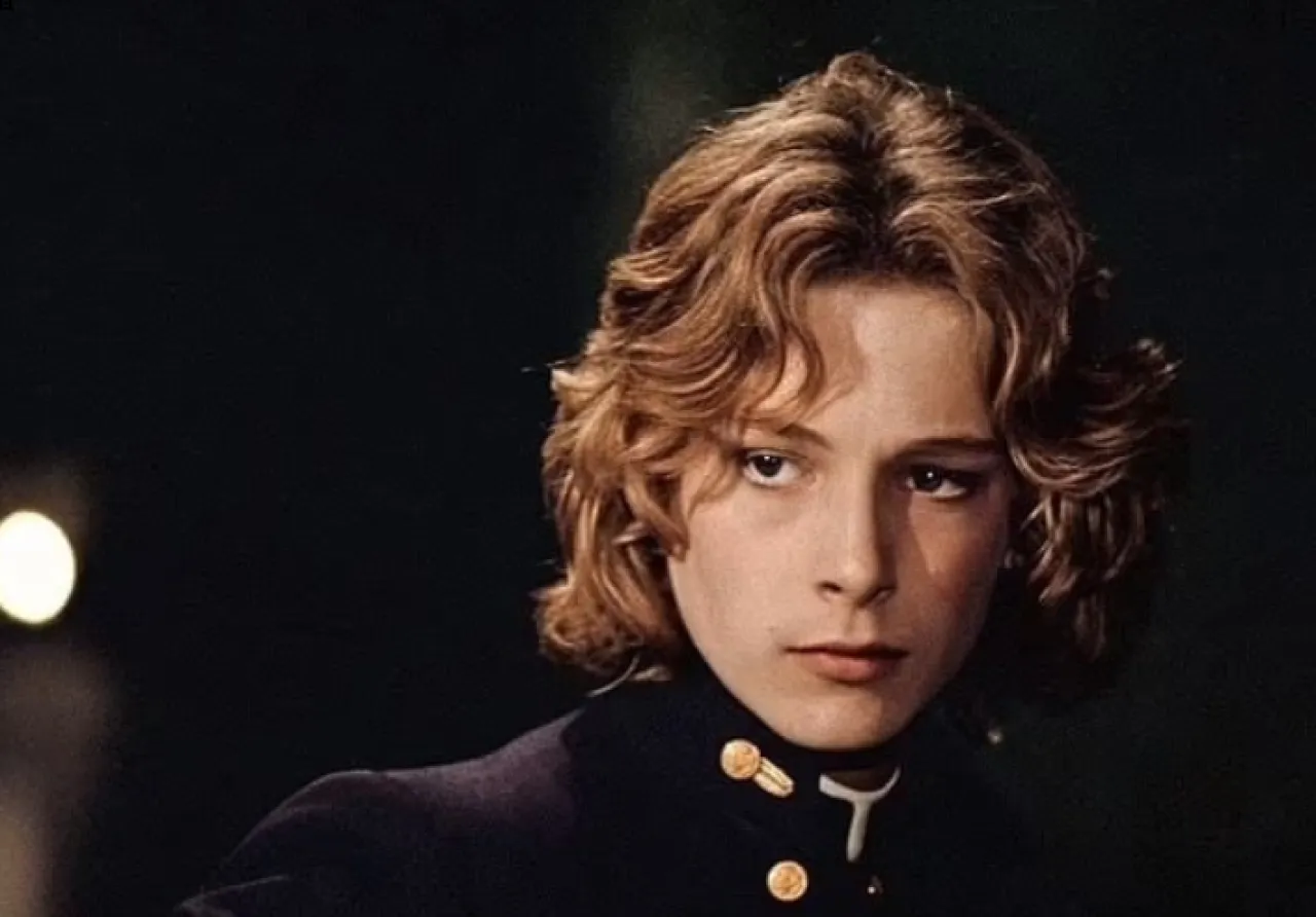 من الأجمل في العالم إلى مصير صادم فنان يثير الجدل بتغير ملامحه