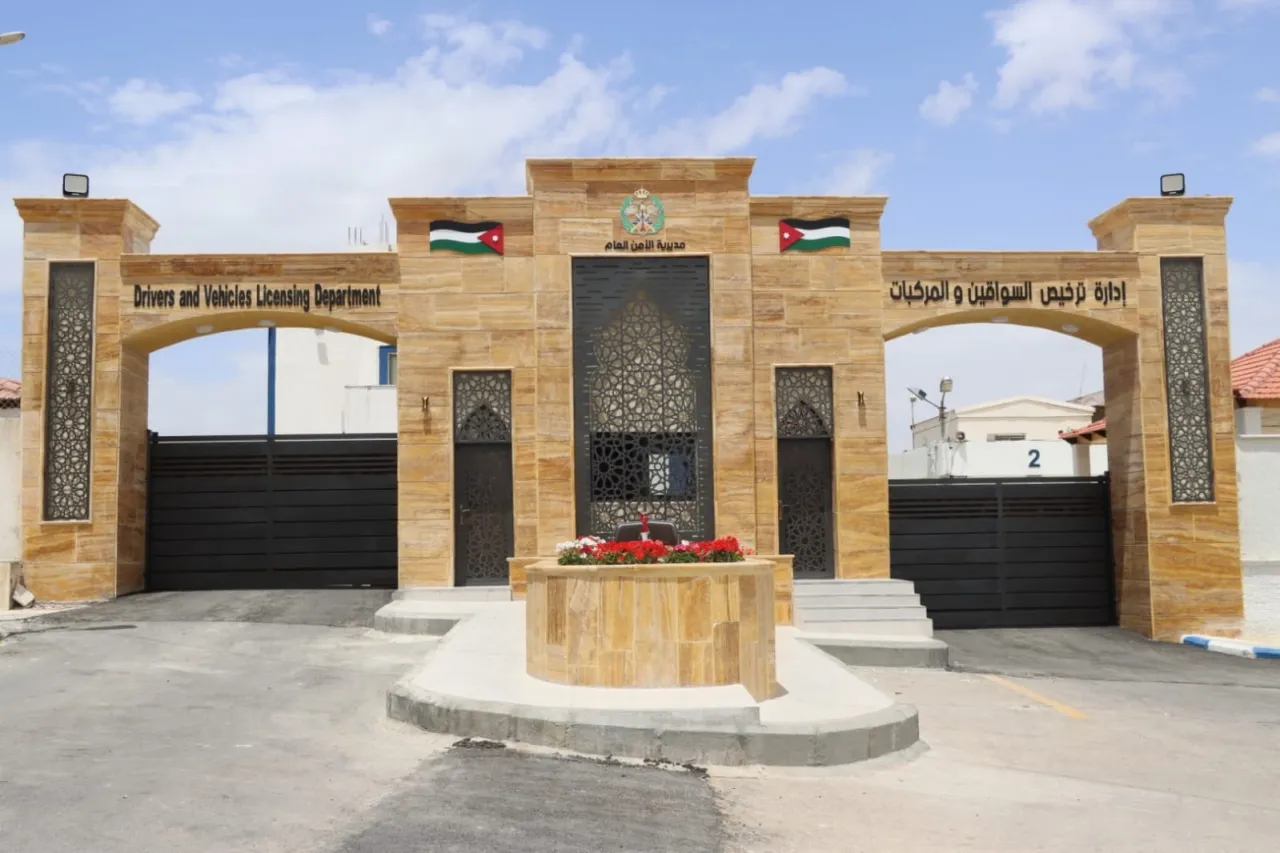 وكيل ترخيص ينقذ أطفالًا عالقين داخل مركبة في مرج الحمام