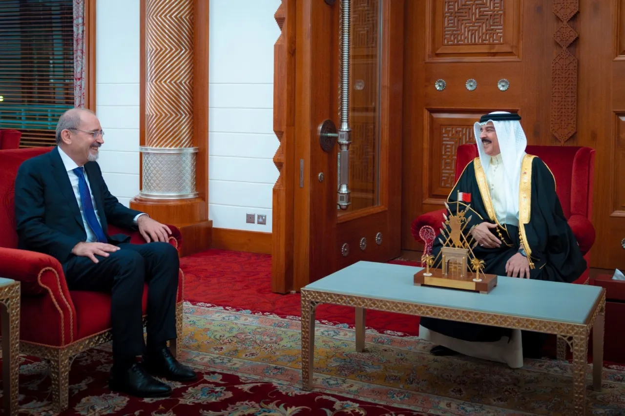 وزير الخارجية يبحث مع عاهل البحرين الأوضاع في المنطقة