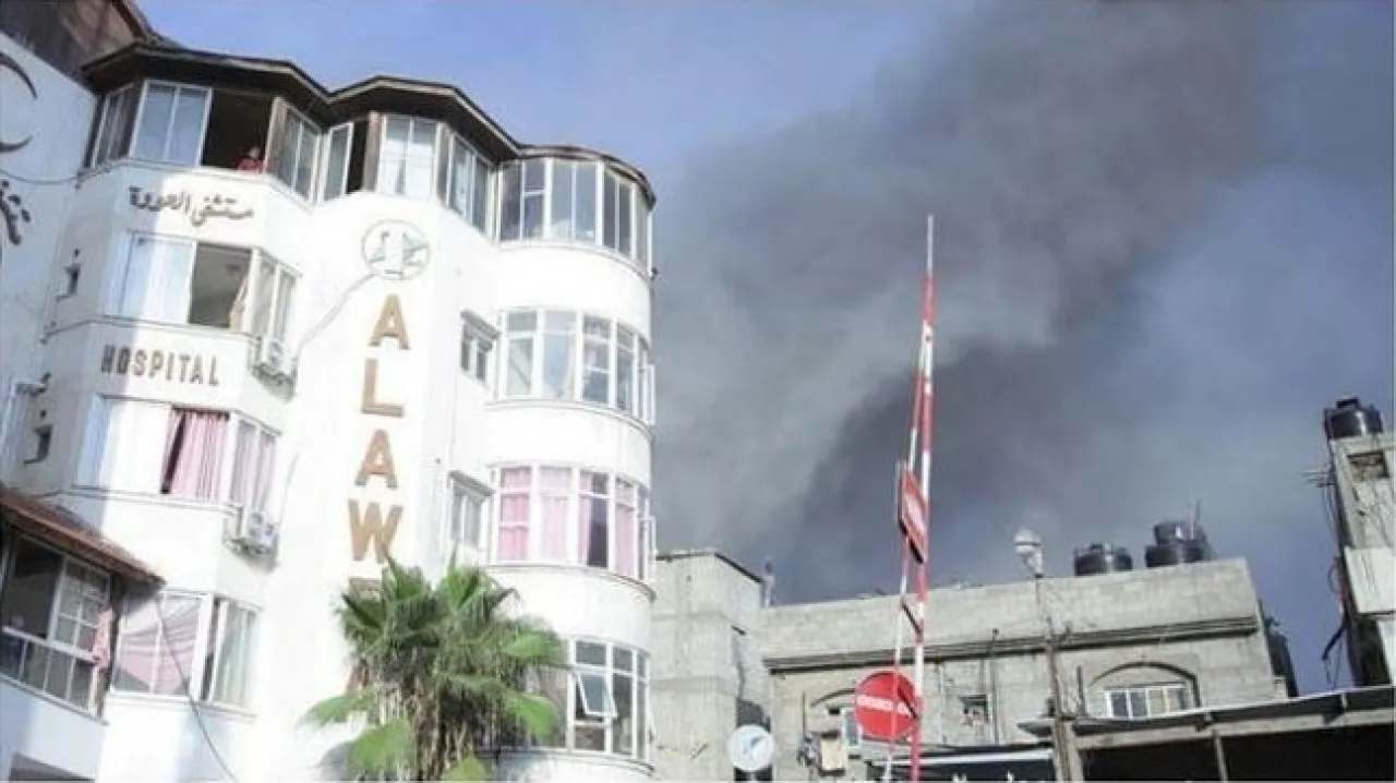 حريق بمستشفى العودة بعد استهدافه من قبل الاحتلال
