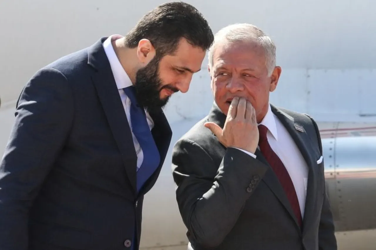 الملك  يبحث مع  الشرع العلاقات الثنائية والتطورات الراهنة