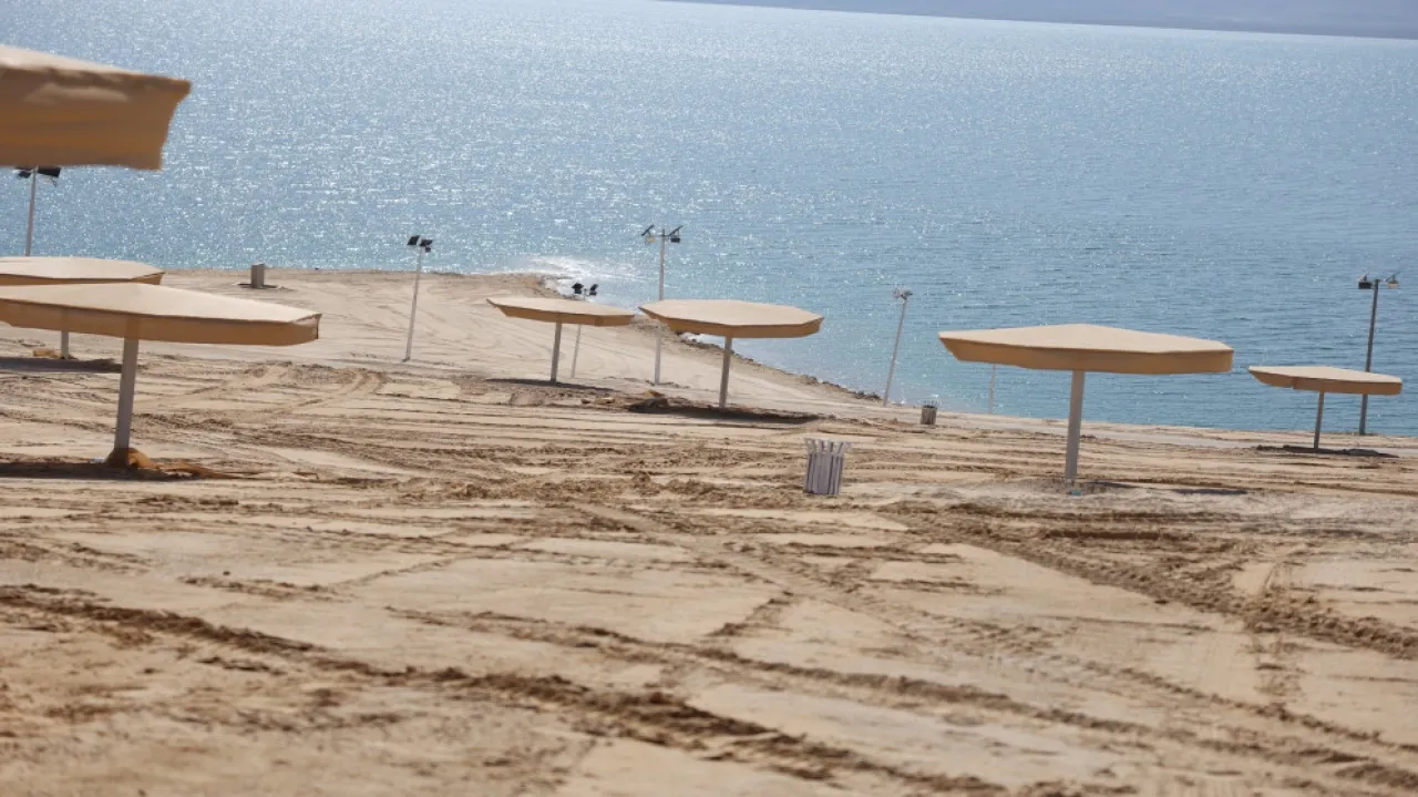 بدء استقبال زوار شاطئ عمّان السياحي في البحر الميت
