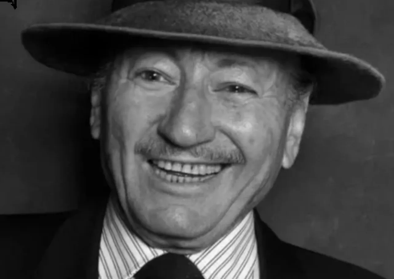 وفاة المخرج الجزائري محمد لخضر حمينة صوت العالم الثالث