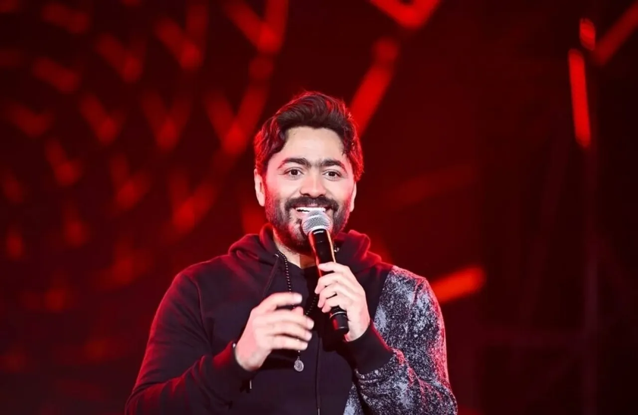 تامر حسني يكشف عن عملية احتيال واسعة باسمه في بلد عربي