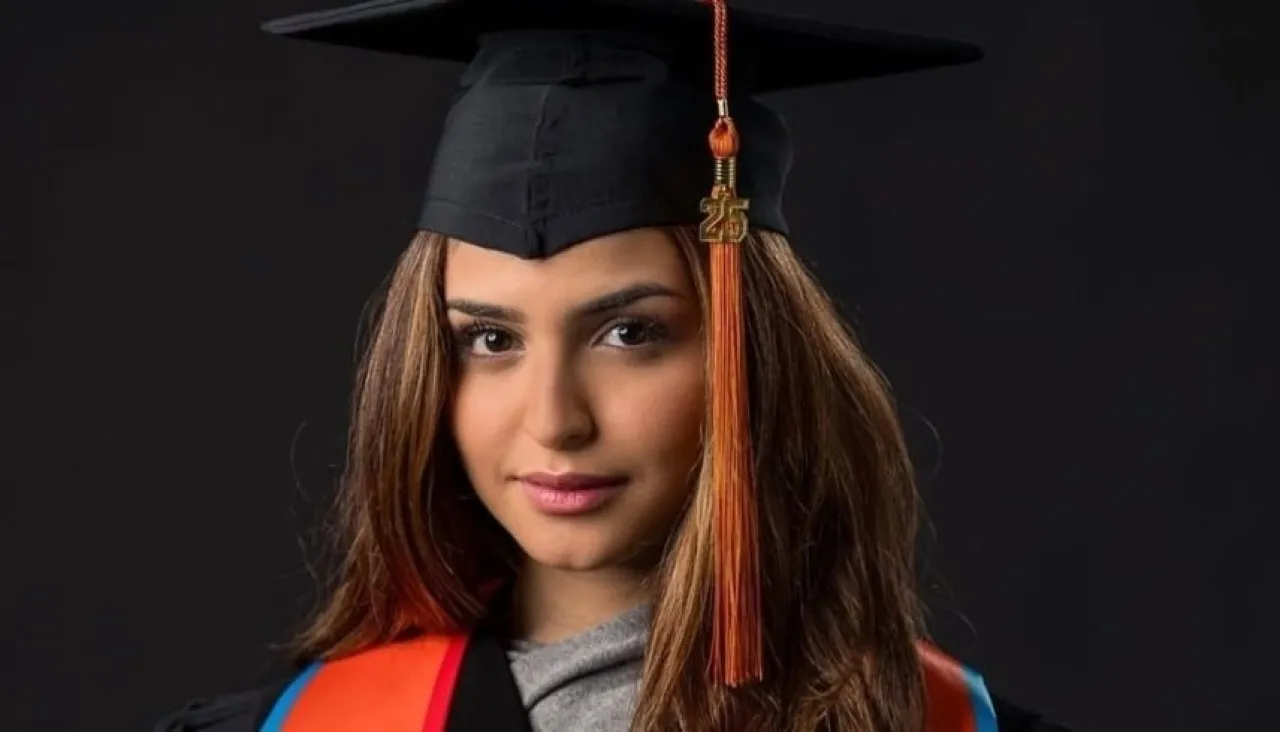 حلا الترك تحتفل بتخرجها من الجامعة وظهور مفاجئ لوالدها يحسم جدل خلافهما