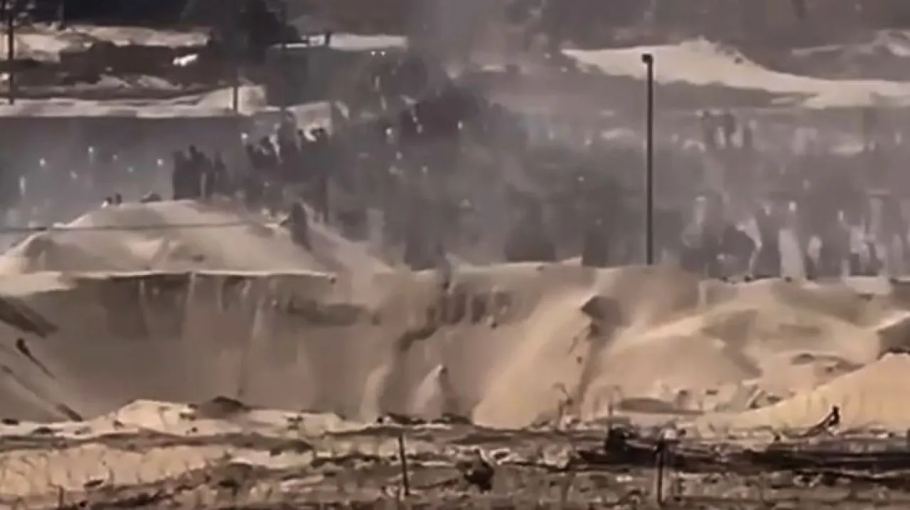 حشود تقتحم مركز المساعدات بغزة وهروب العناصر الأميركية  فيديو