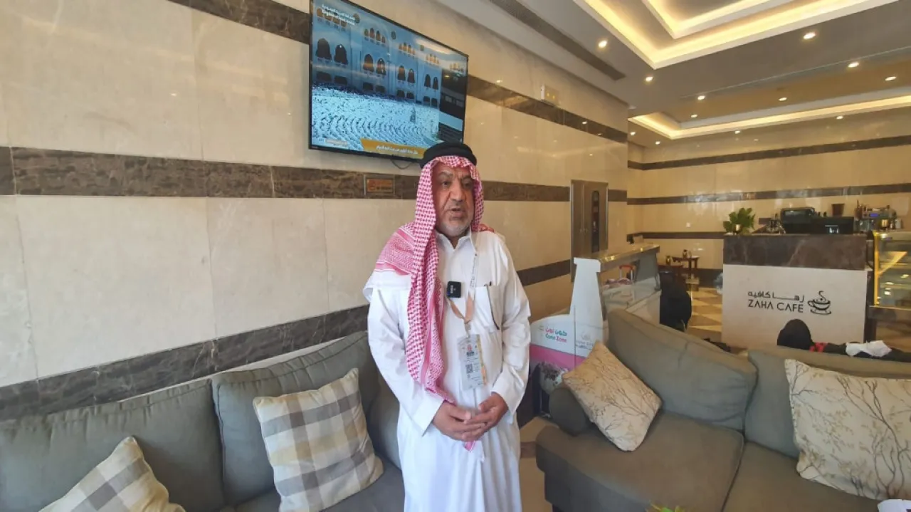 وزير الأوقاف يطمئن على صحة حاج أردني يتلقى العلاج في أحد المستشفيات السعودية