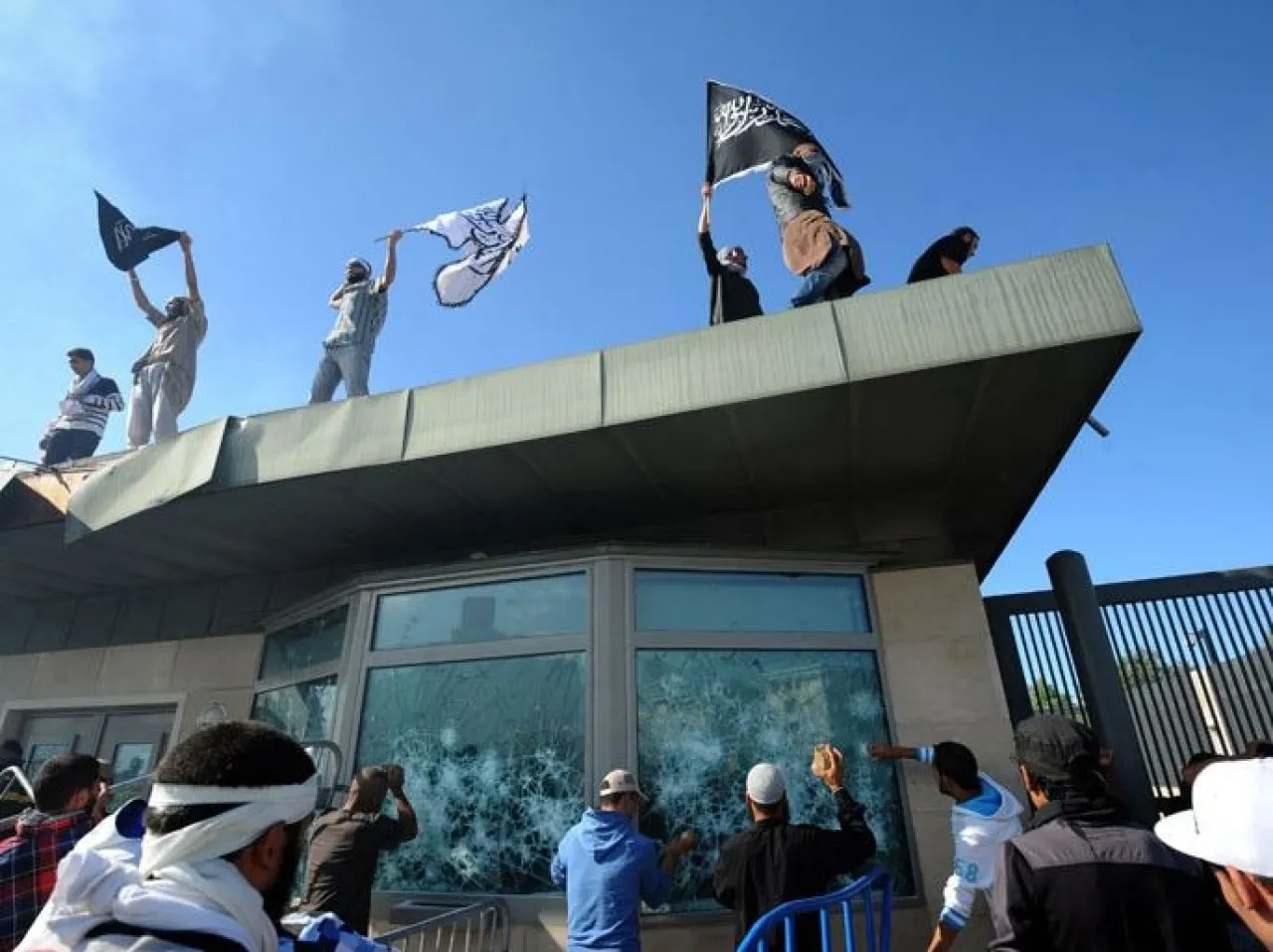 تونس تشدد عقوبة المتهمين في قضية اقتحام السفارة الأميركية