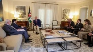 الملك يجتمع بوزير الخارجية الأميركي في واشنطن