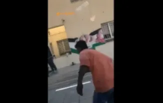 ضبط طرفي خلاف بين سائقي باصات توصيل طلاب في طبربور - فيديو