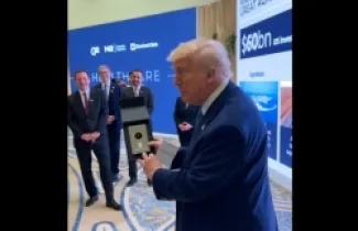 ترامب يتلقى (قطرة نفط) كهدية في الإمارات - فيديو