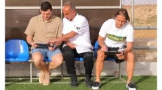 المدرب عدنان عوض يتوسط الإسبانيين إيكر كاسياس وميشيل سالغادو