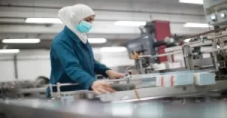 النساء يشكلن 37% من إجمالي العاملين بالقطاع الصناعي