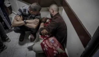 أب خلال وداع طفلته التي استشهدت في قصف للاحتلال على وسط قطاع غزة