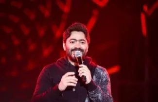 تامر حسني يكشتف عملية احتيال واسعة باسمه في بلد عربي