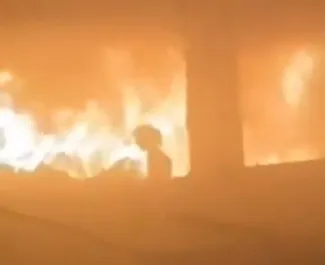 طفلة فلسطينية تلتهما النيران بعد قصف الاحتلال مدرسة يؤوي نازحين - فيديو