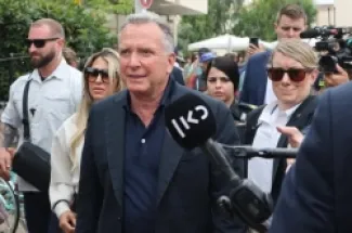 المبعوث الأميركي ستيف ويتكوف أثناء لقائه أهالي الأسرى الإسرائيليين المطالبين بصفقة مع حركة حماس (الفرنسية)