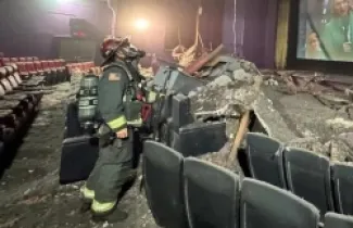 انهار سقف قاعة سينما خلال فيلم رعب