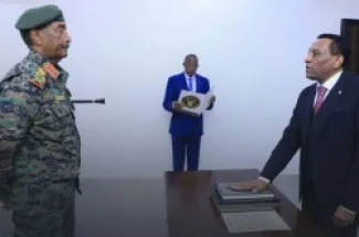 كامل إدريس خلال أدائه اليمين أمام البرهان