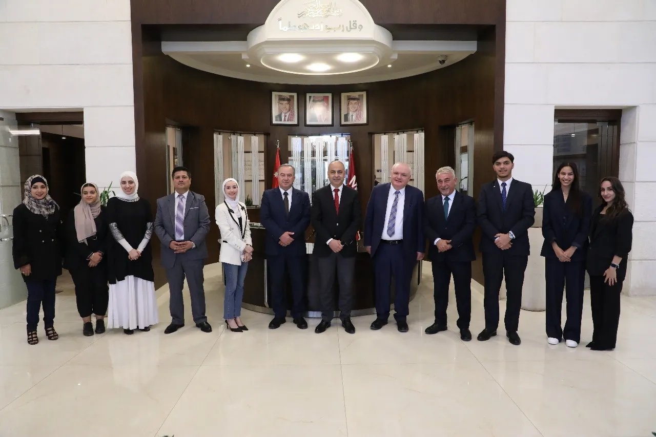 تكريم طلبة الشرق الأوسط الفائزين في مسابقة العنف الرقمي