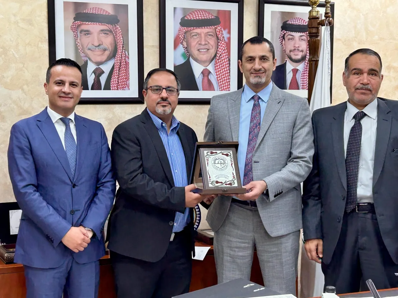 نائب رئيس جامعة الزيتونة الأردنية يستقبل أستاذ الطب التجديدي من جامعة جيسين الألمانية