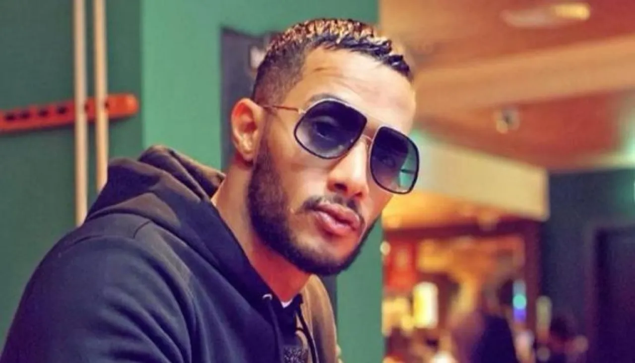 محمد رمضان بريء من إهانة العلم ويروّج لـأنا رئيسها