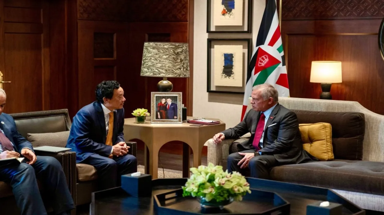 الملك يستقبل وفد منظمة الفاو ويتسلم ميدالية أجريكولا