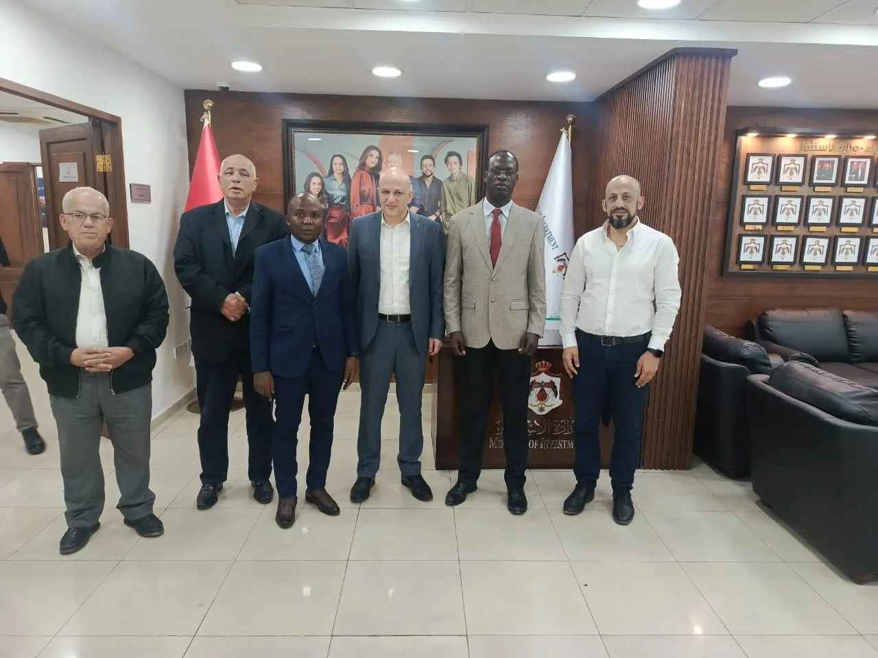 وزير الصناعة والتجارة والتموين بالوكالة غرايبة يستقبل وفدًا كينيًا رفيع المستوى