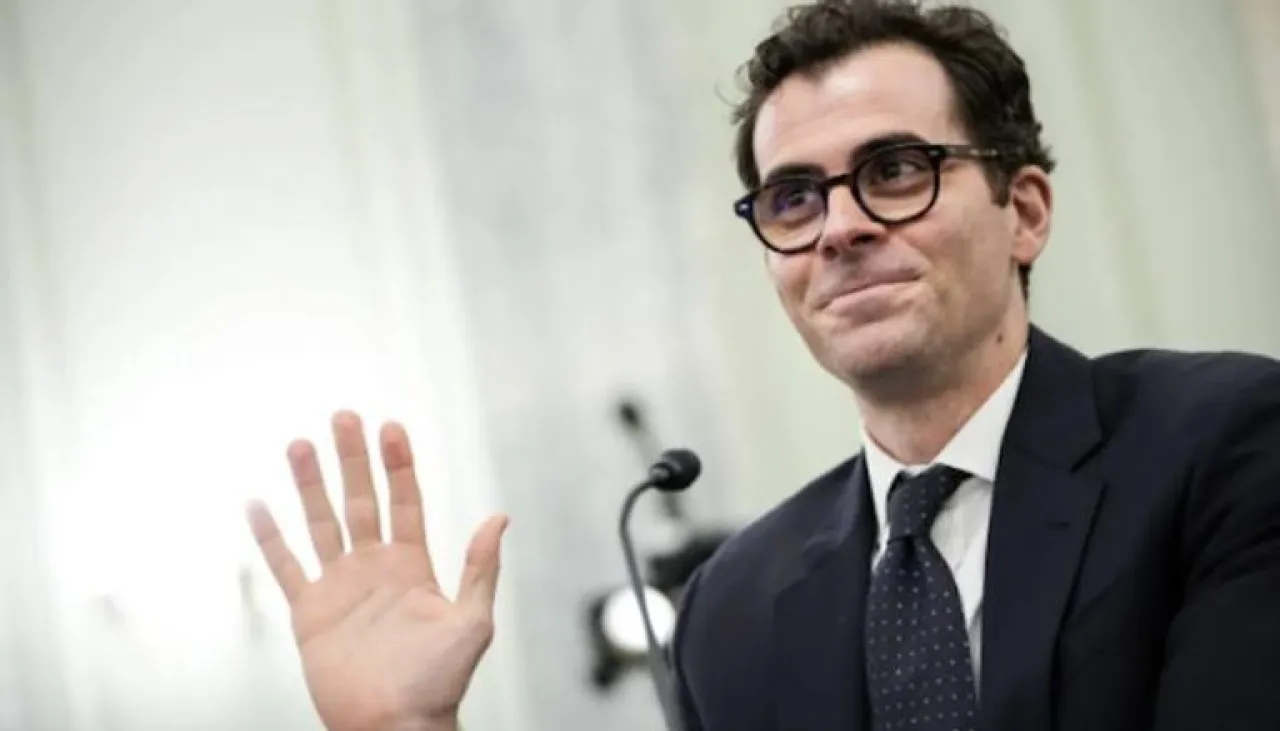 من غسل الصحون إلى قيادة إنستغرام حكاية آدم موسيري الملهمة