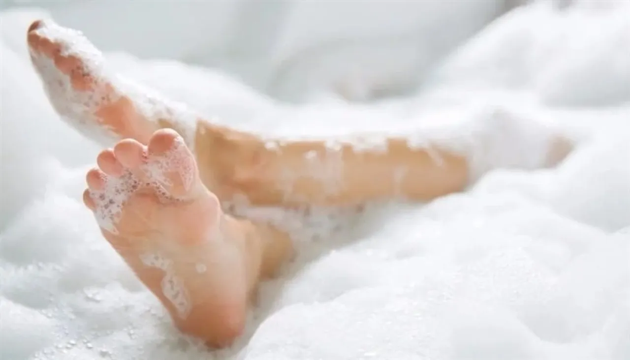 كيف يؤثر الاستحمام بماء بارد أو دافئ على الحالة النفسية